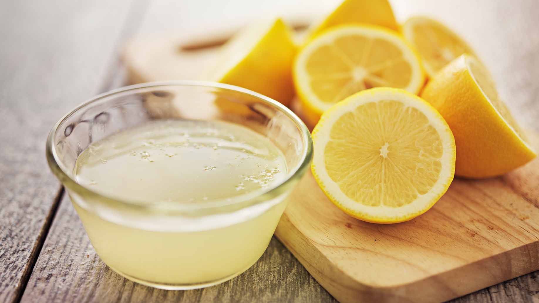 Lemon juice fresh vitamin C water cleanse