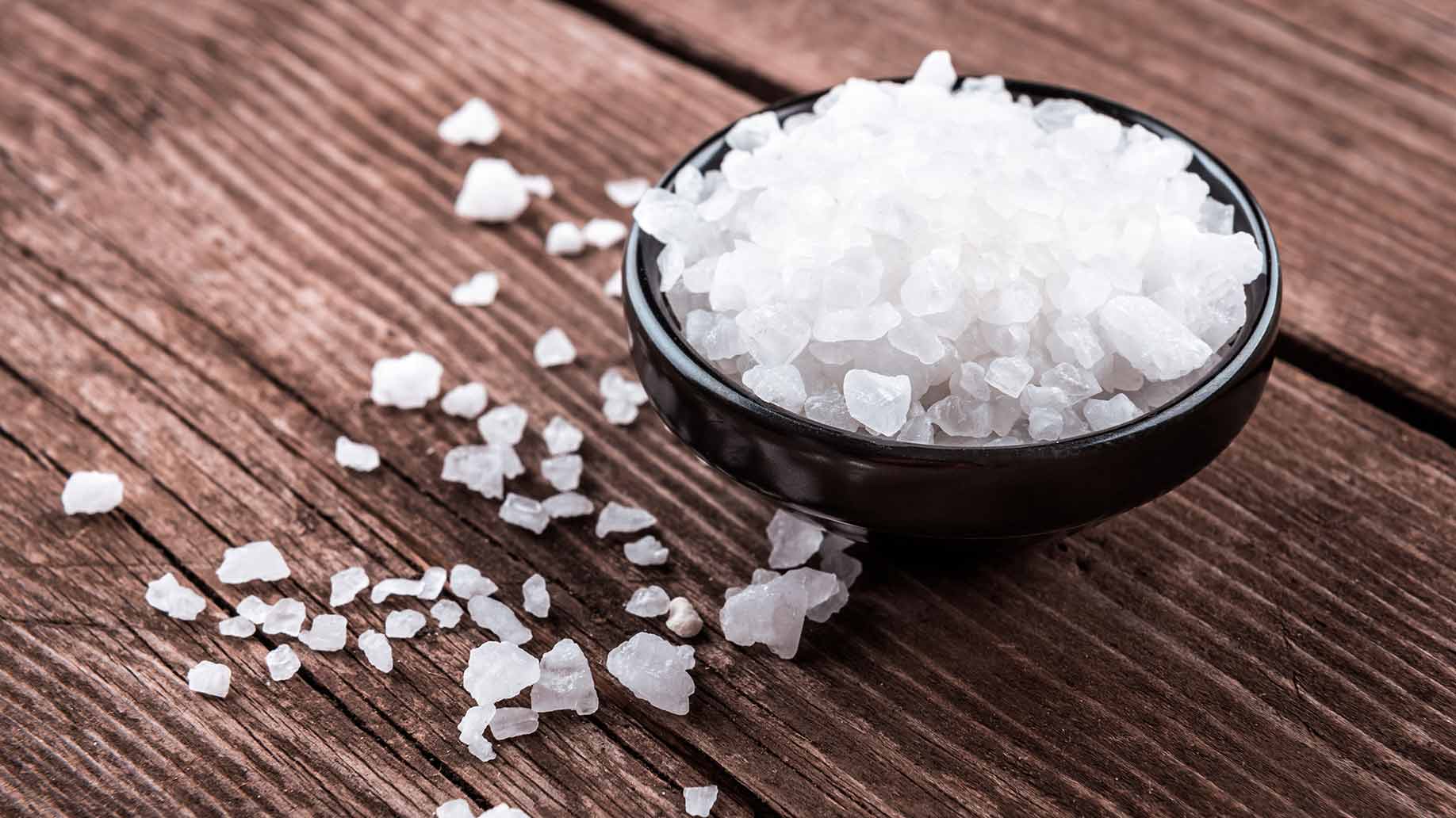 sea salt or himalayan salt laxative drink with large grains