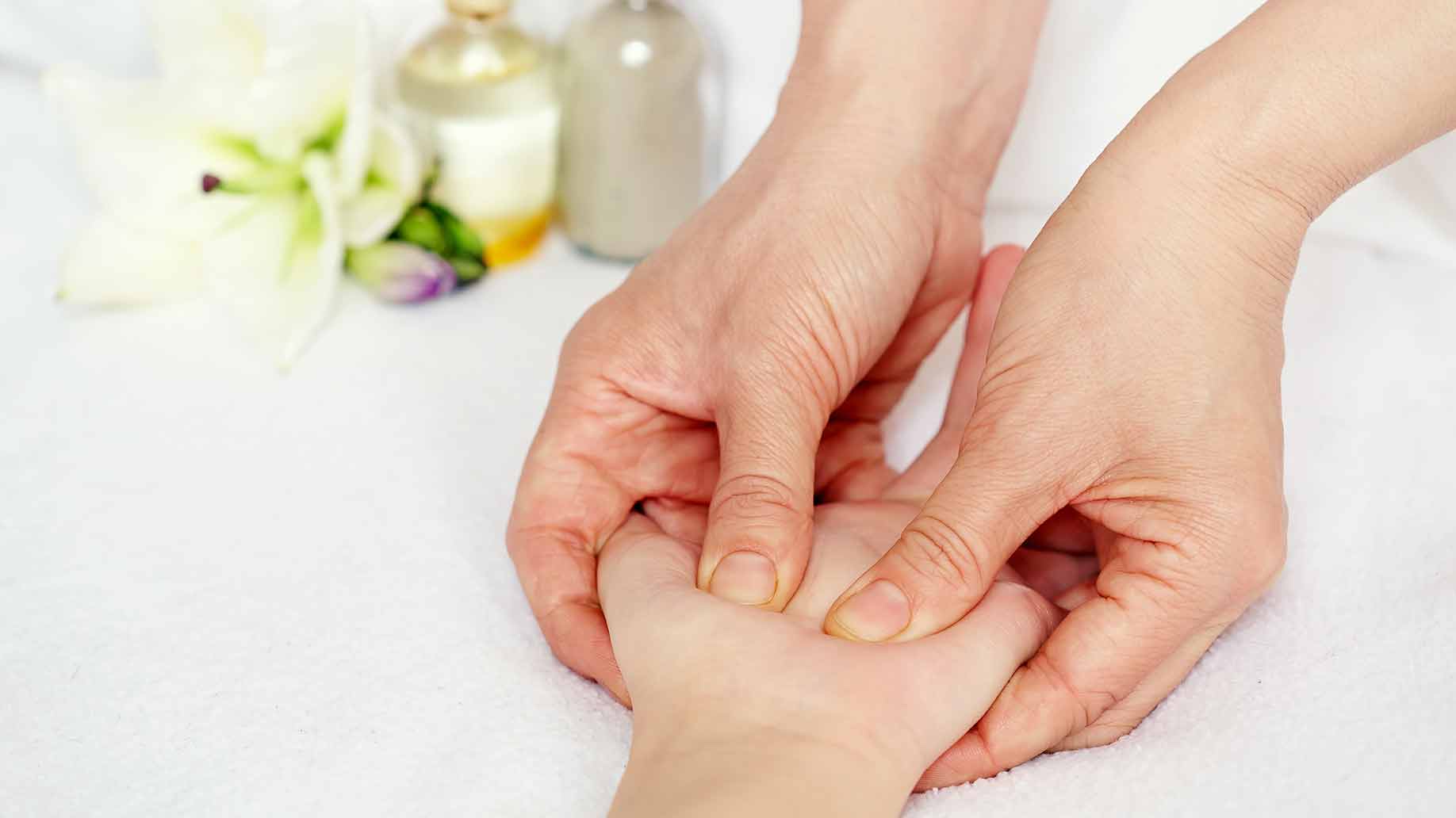 acupressure massage hand tissue massage pressure points headaches migraines natural remedies